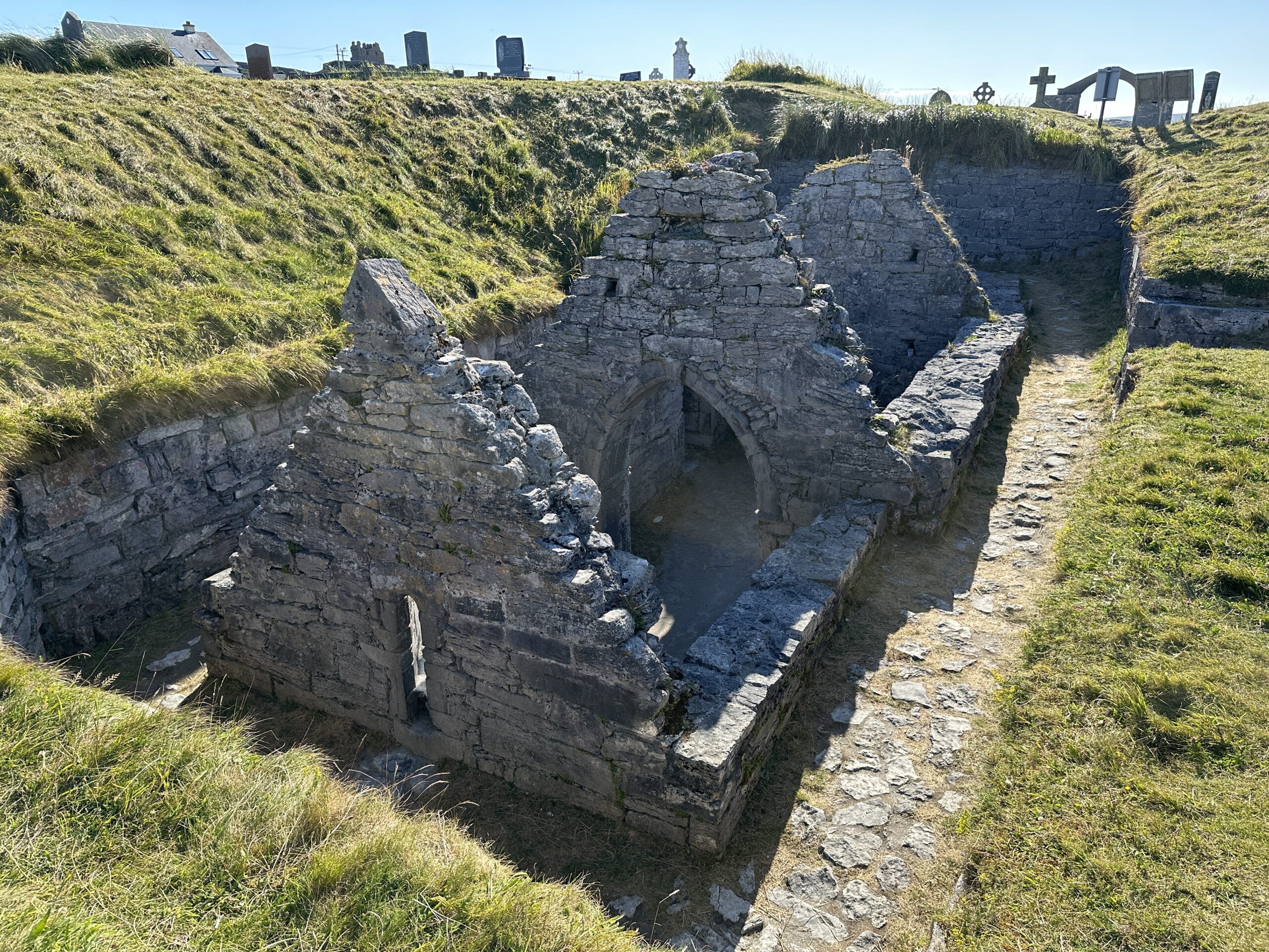 Teampall Caomhán oder St Kevin's Church – Kirchenruine aus dem 10. Jahrhundert auf Inisheer