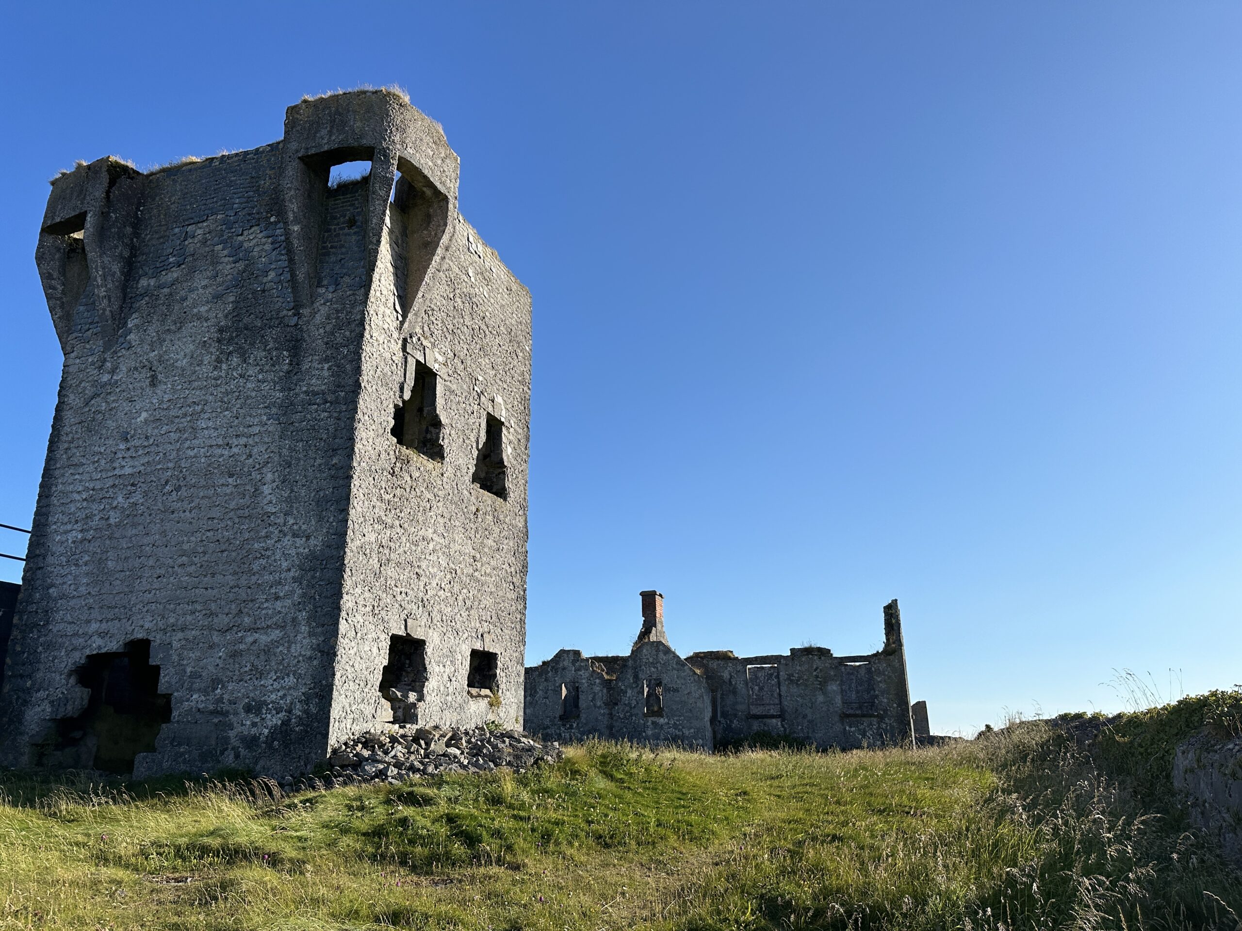 Die Ruinen auf dem Berg in der Inselmitte