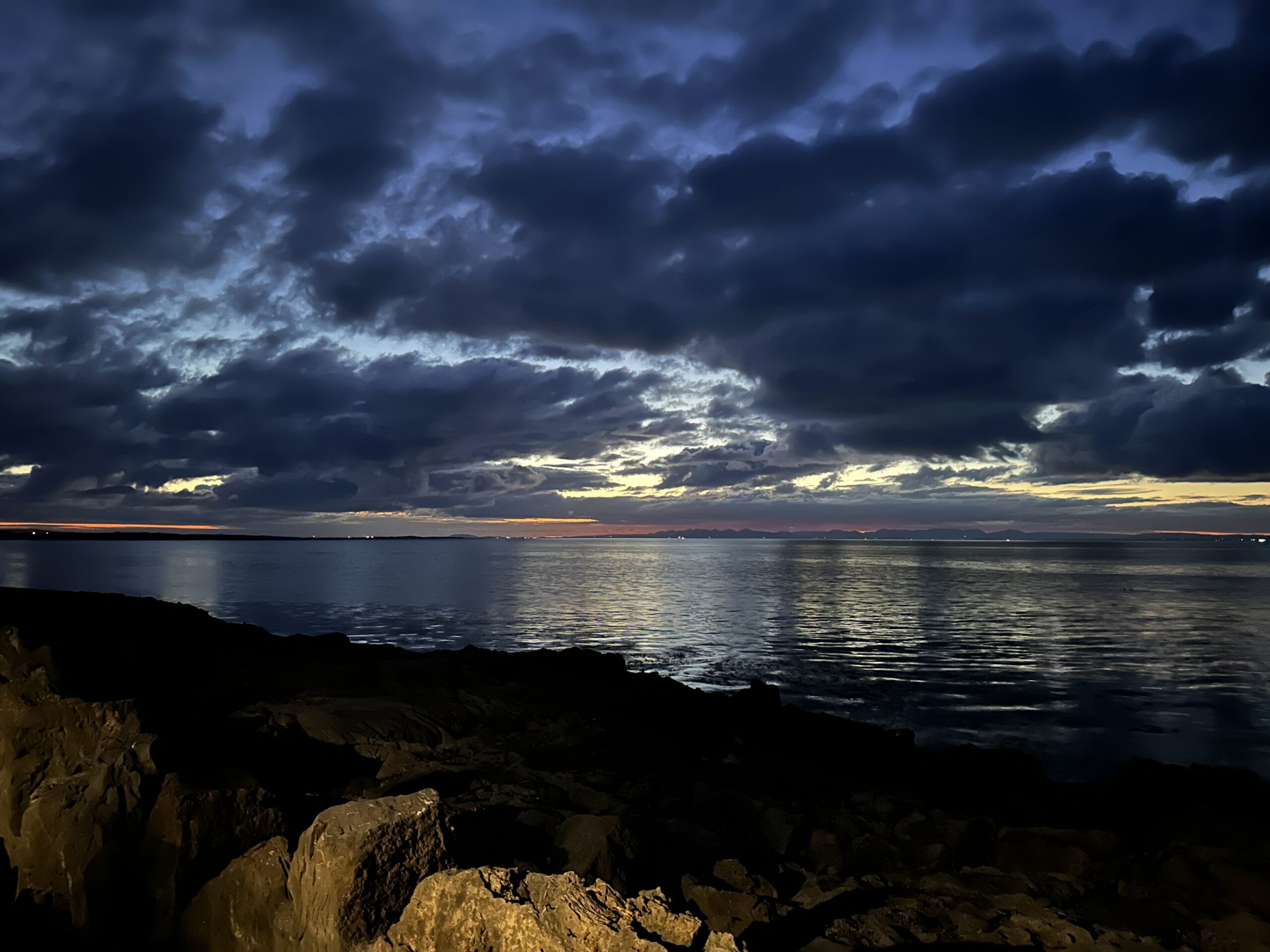 Nachthimmel über den Aran Islands und der Bucht von Galway - nachts um 23:30 wohlgemerkt