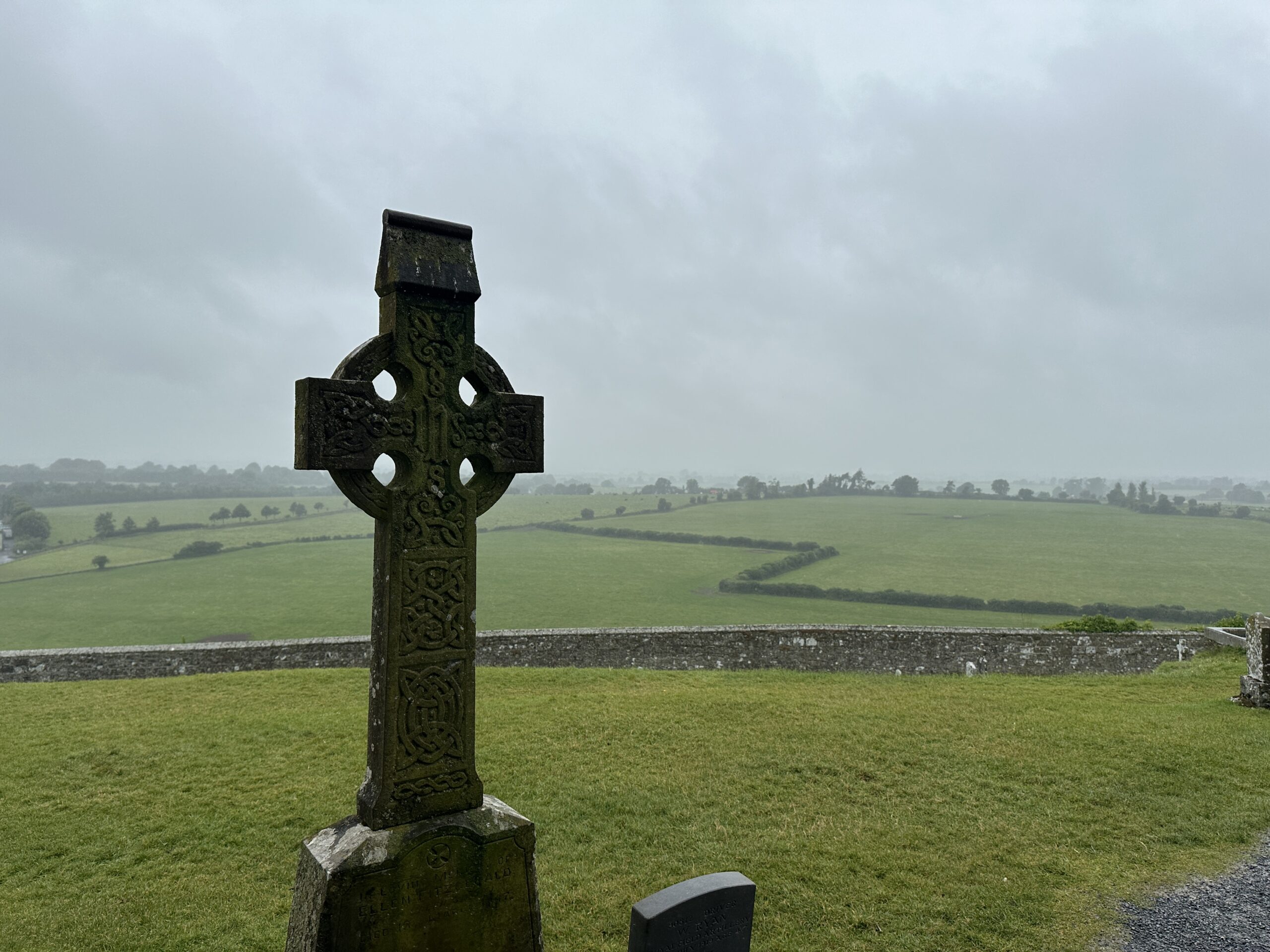 Da fallen mir gleich mehrere Bands ein, wenn ich den Friedhof von Rock of Cashel sehe. Death in June zum Beispiel