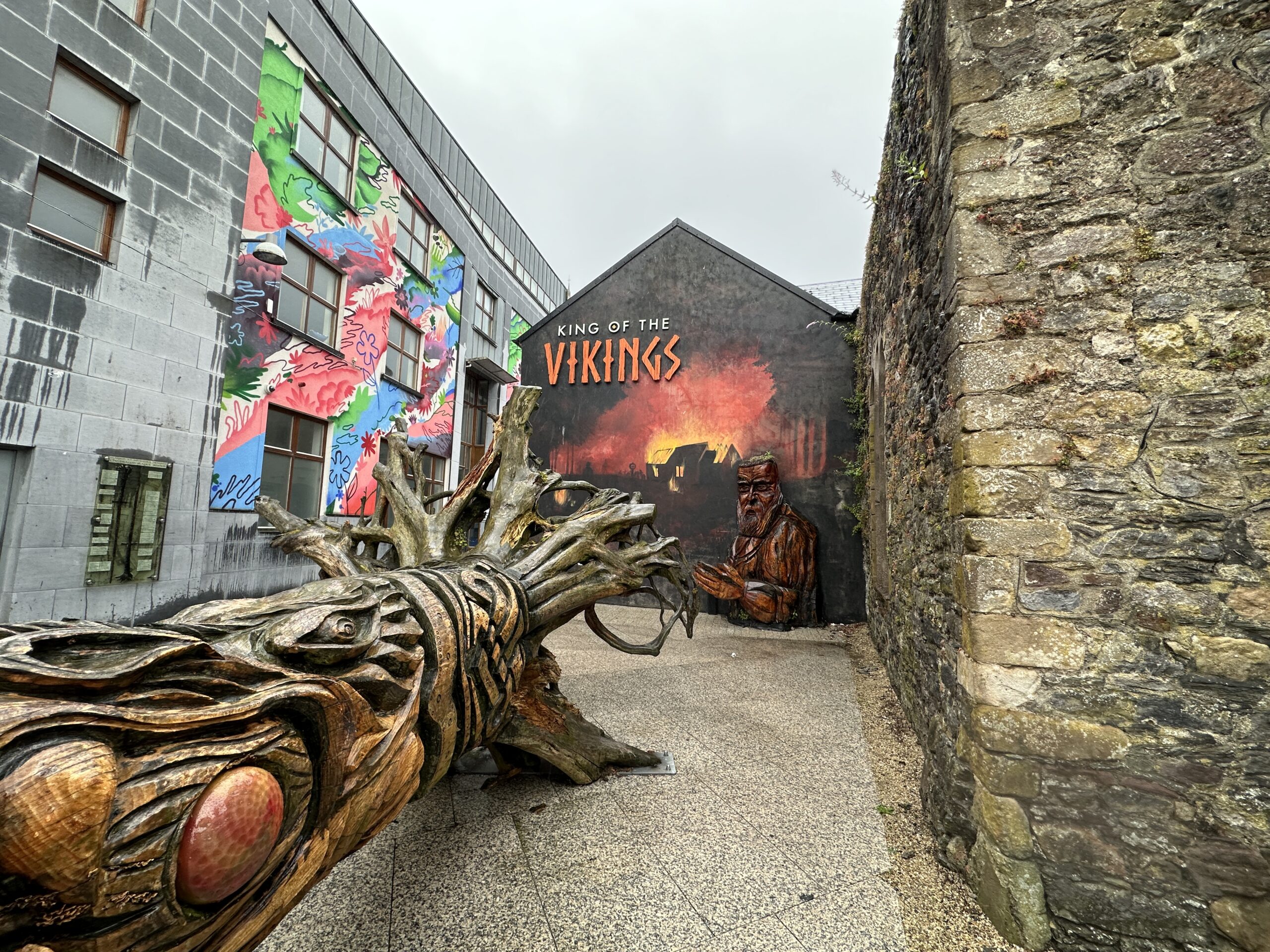 Gelegentliche Kunstwerke machen das Zentrum durchaus interessant