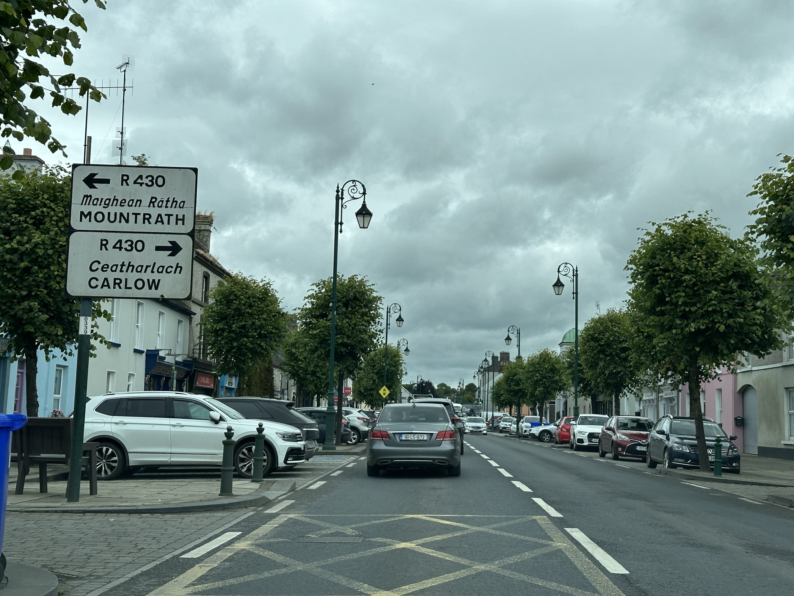 Straßenszene in Abbeyleix. Könnte genausogut in Brandenburg sein.