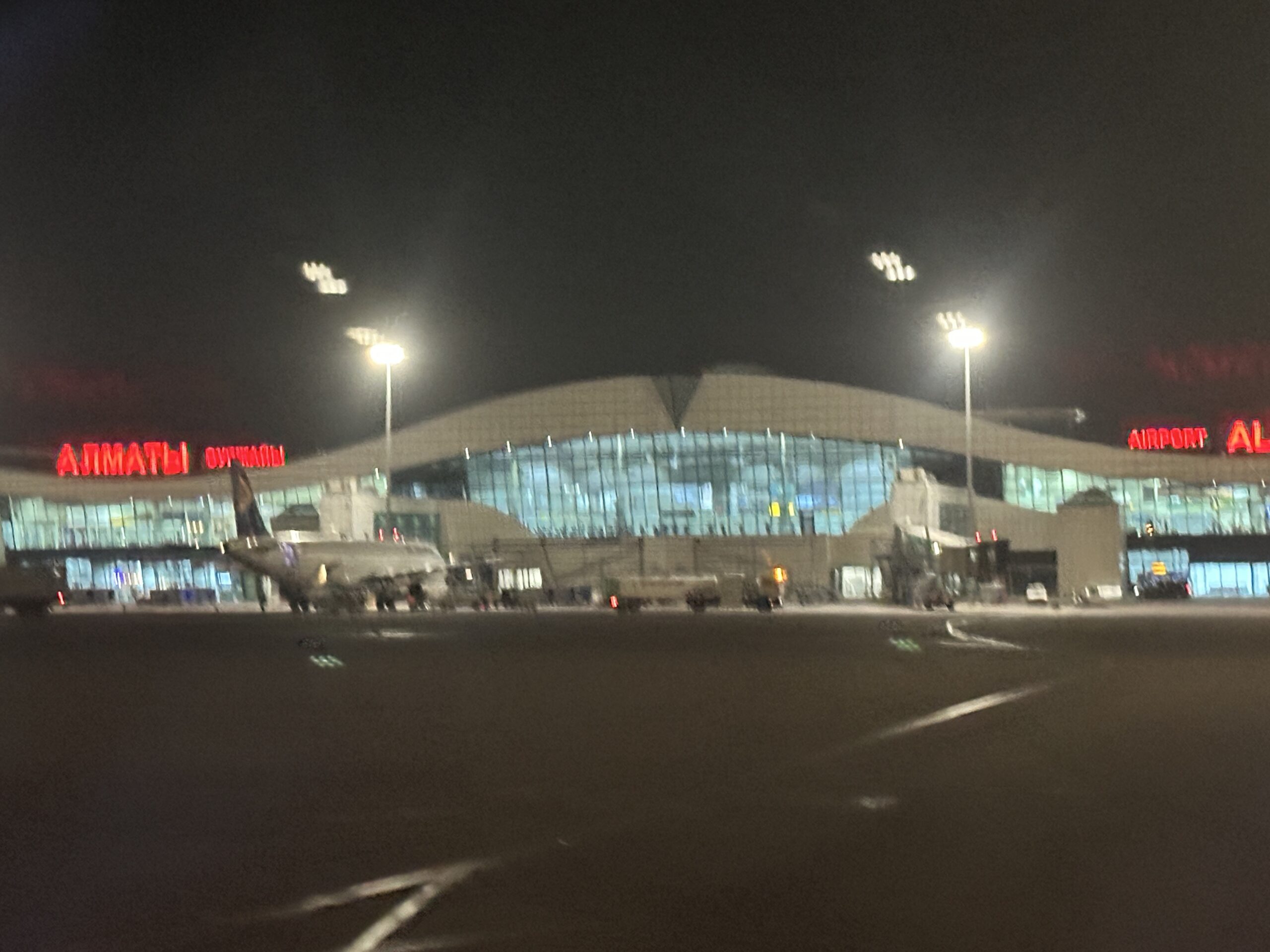 Endlich da: Der Flughafen von Almaty in Borat-Land