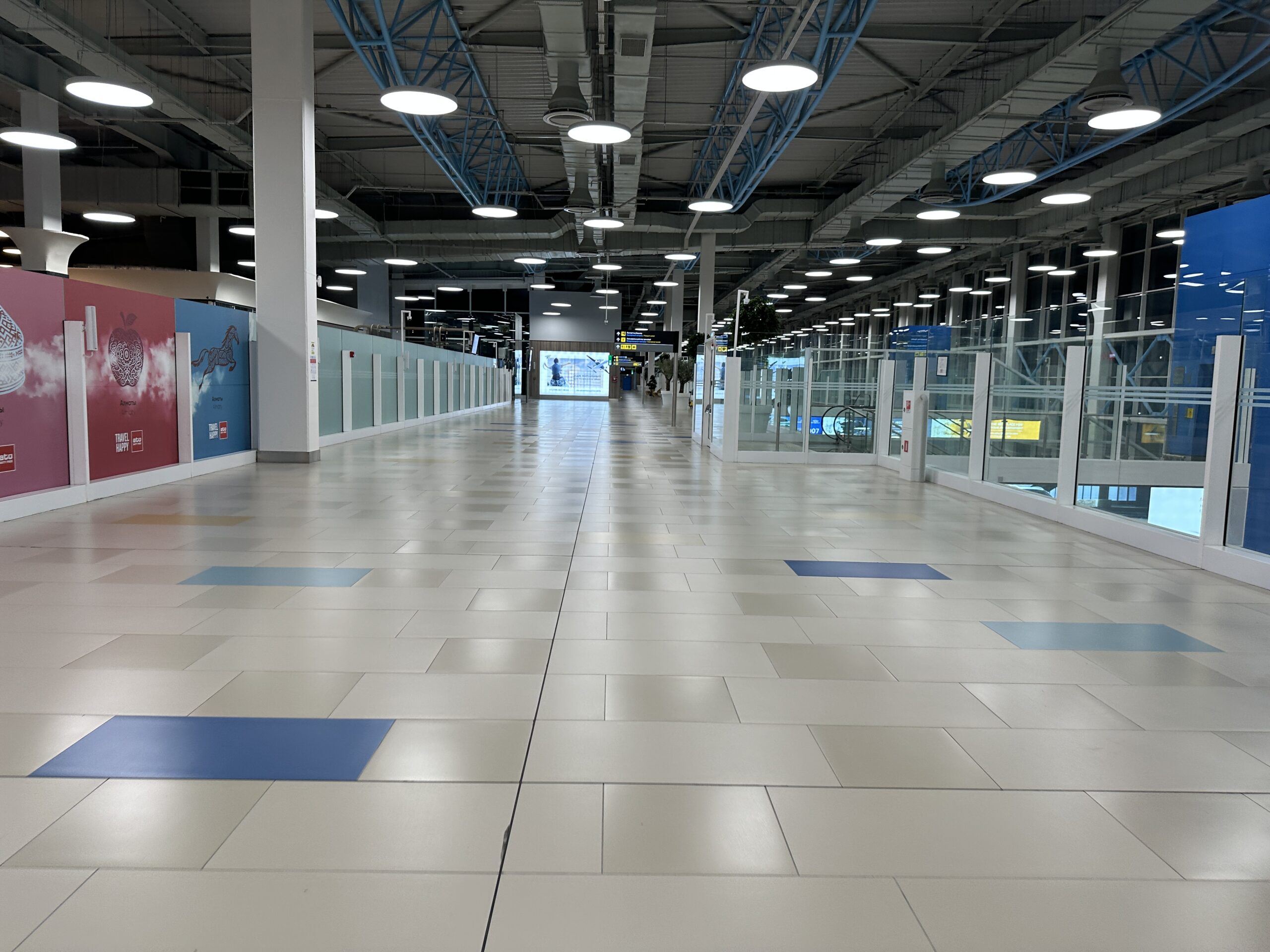 Und wie schön leer der Flughafen ist. Nach Mitternacht.