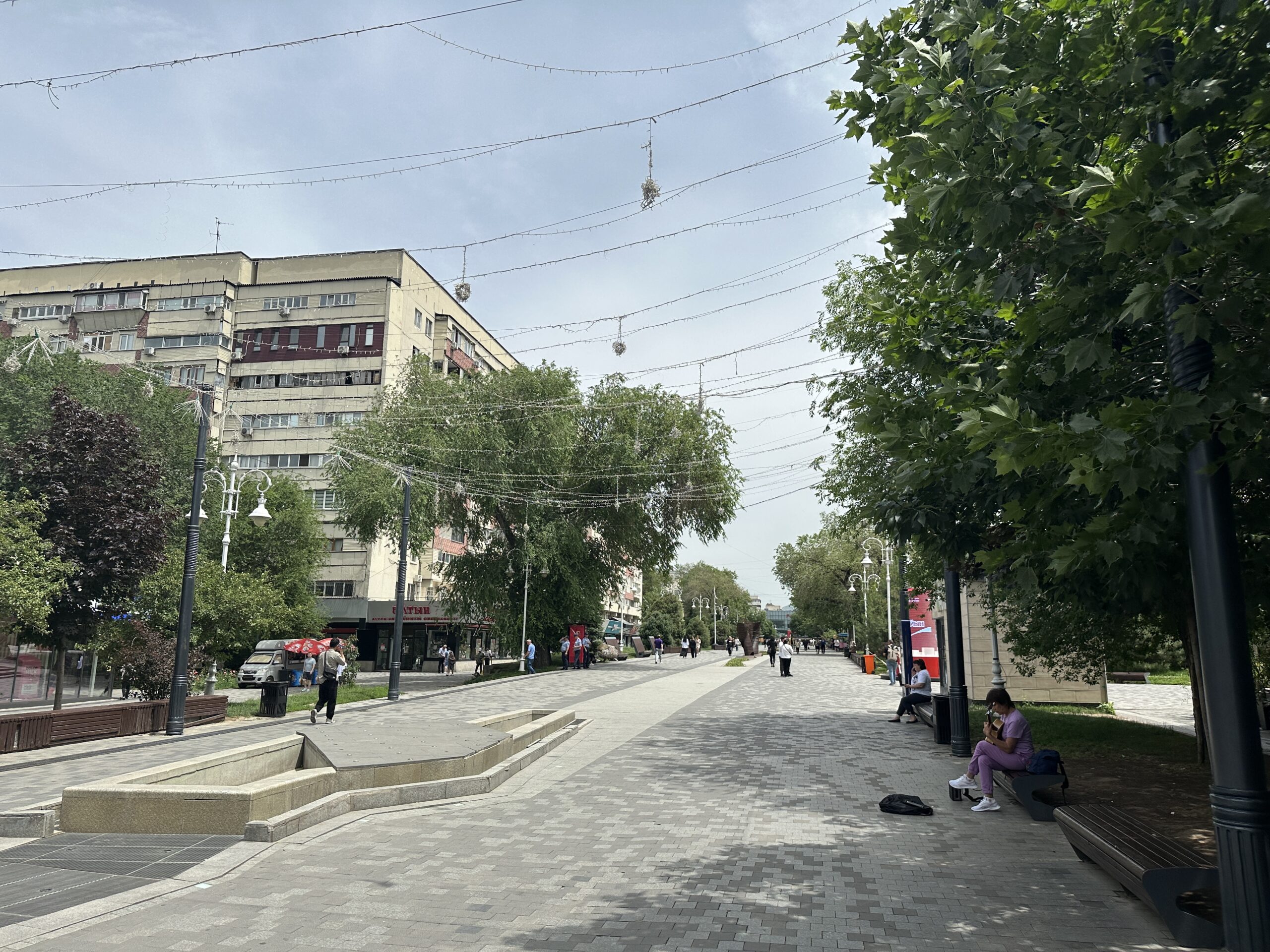 Der fast menschenleere Boulevard Arbat