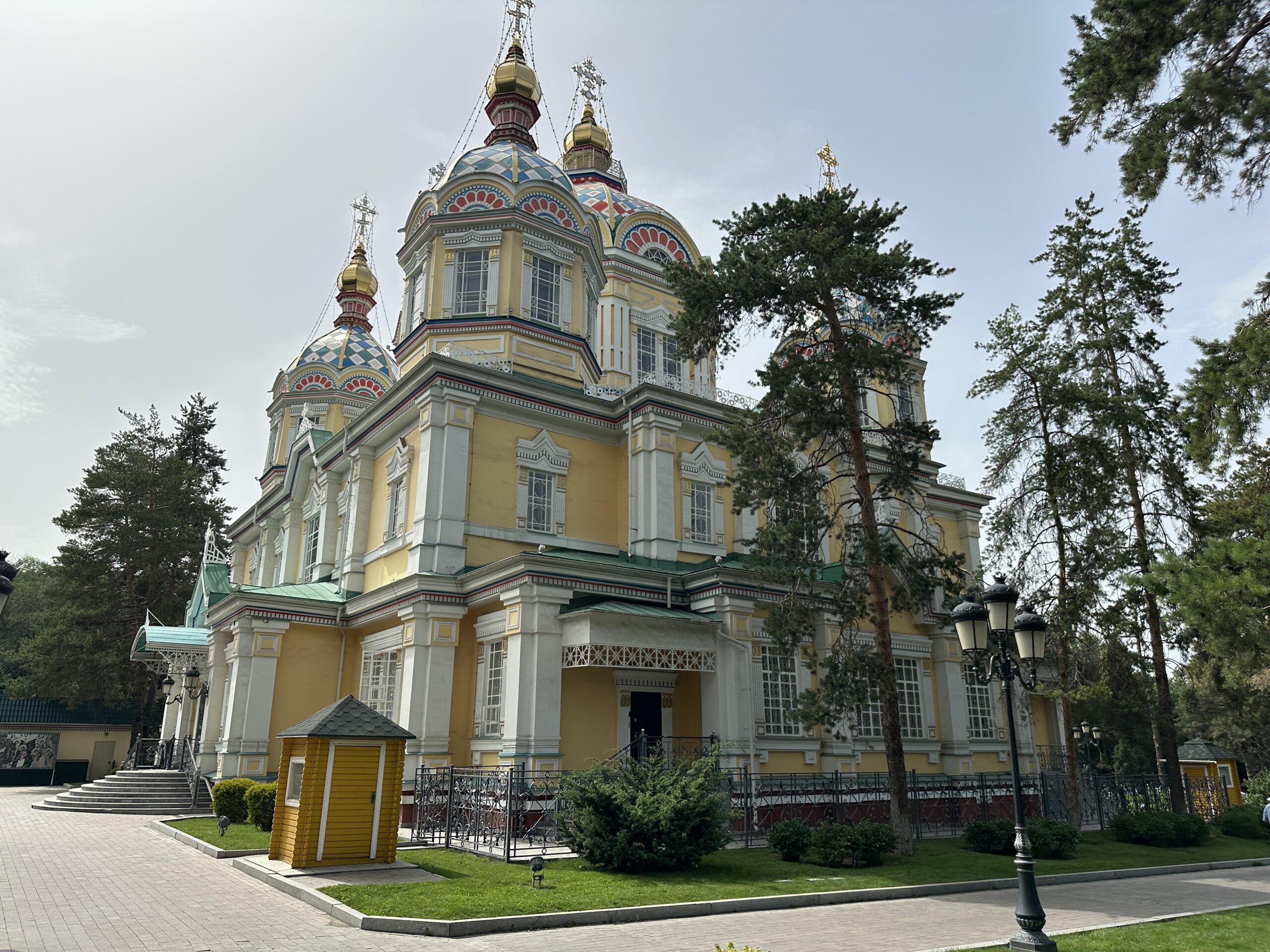 In Steinwurfnähe: Die Christi-Himmelfahrt-Kathedrale