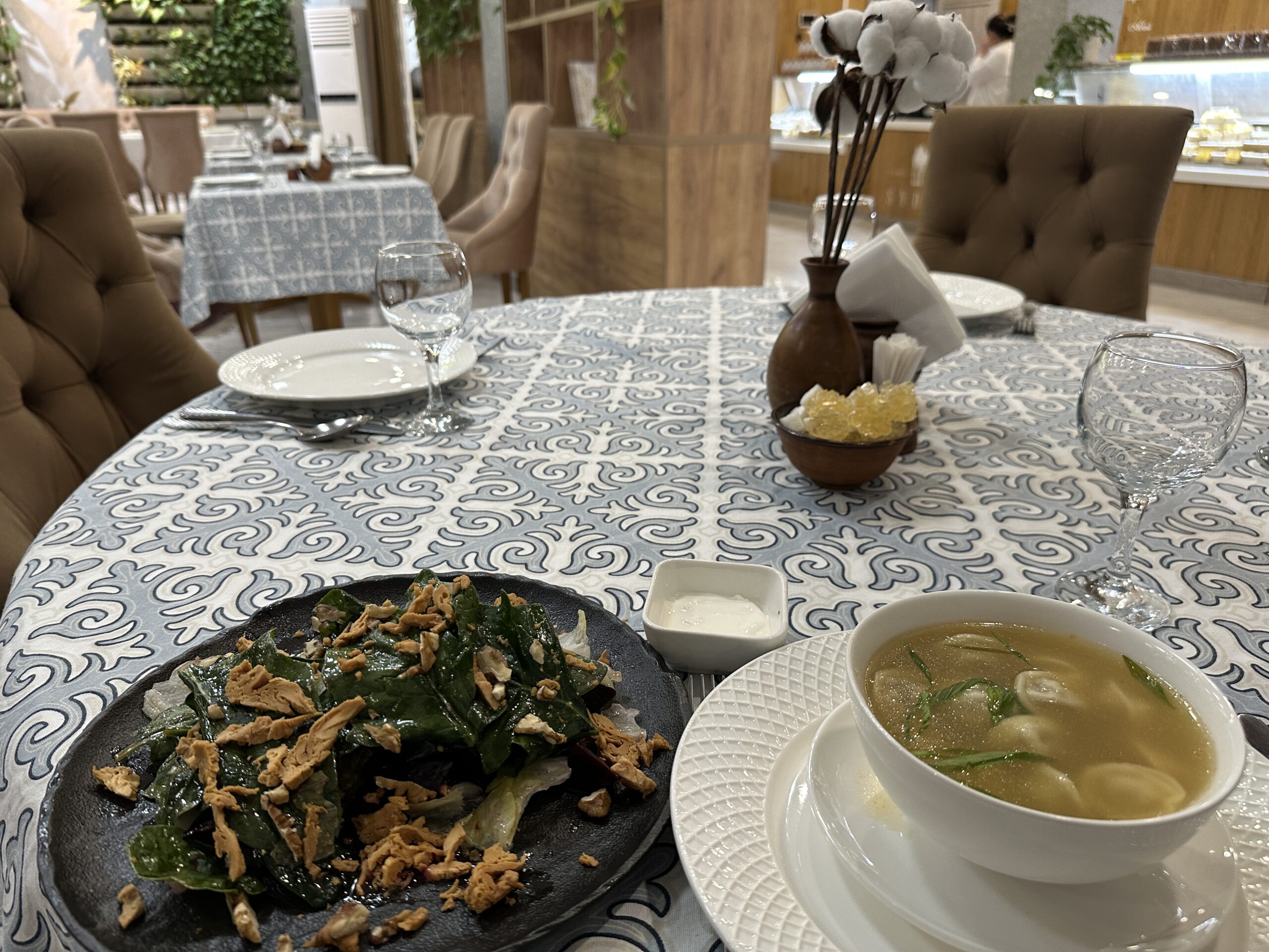 Kamelessen im Syrdyk in Almaty