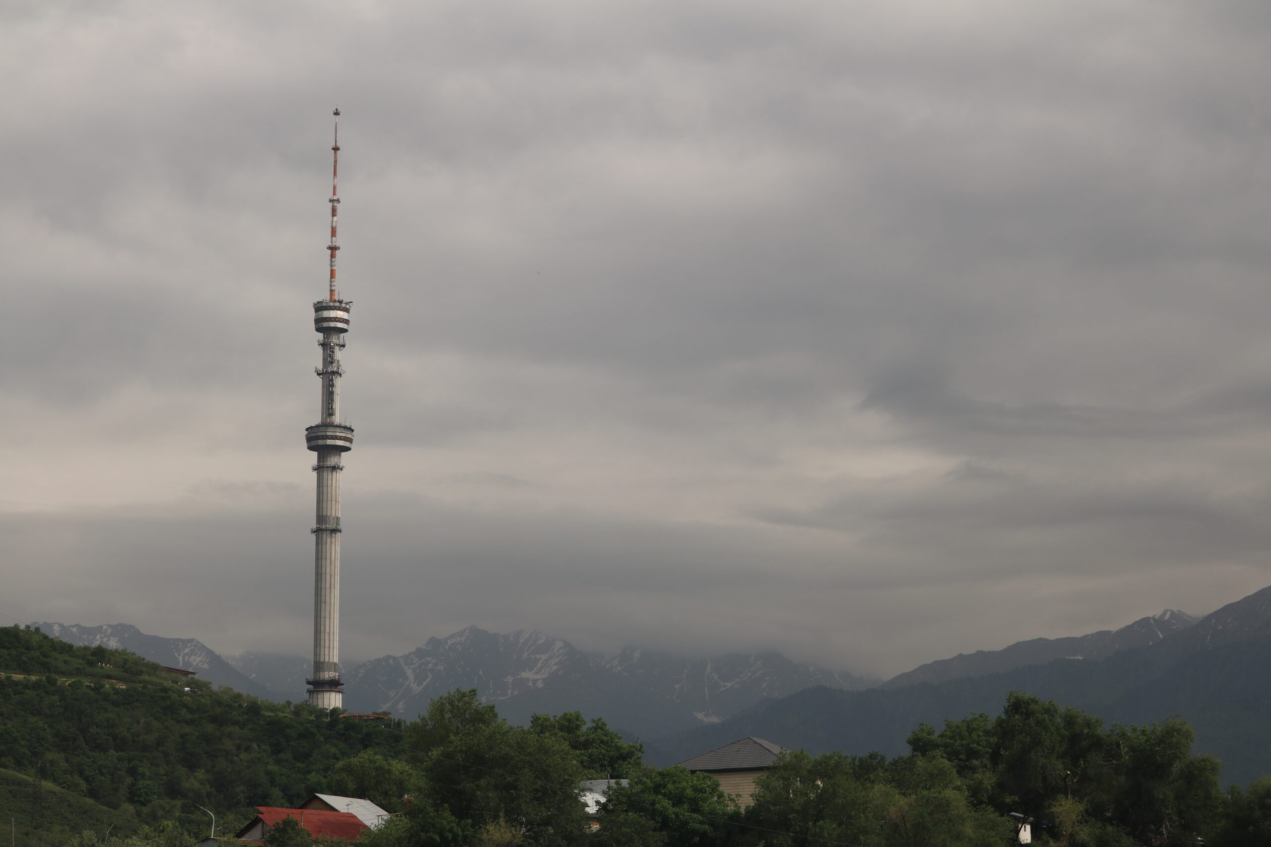 Der 372 m hohe Fernsehturm auf dem Köktöbe