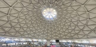 Das Innere des großen Chorsu-Basars in Taschkent