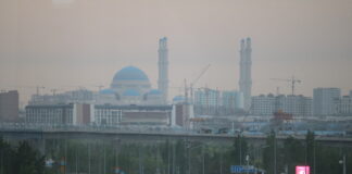 Blick vom Flughafen auf die relativ junge Hauptstadt von Kasachstan, Astana