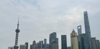 Am anderen Ufer des Huangpu-Flusses: Das moderne Shanghai mit dem markanten Oriental Pearl Fernsehturm