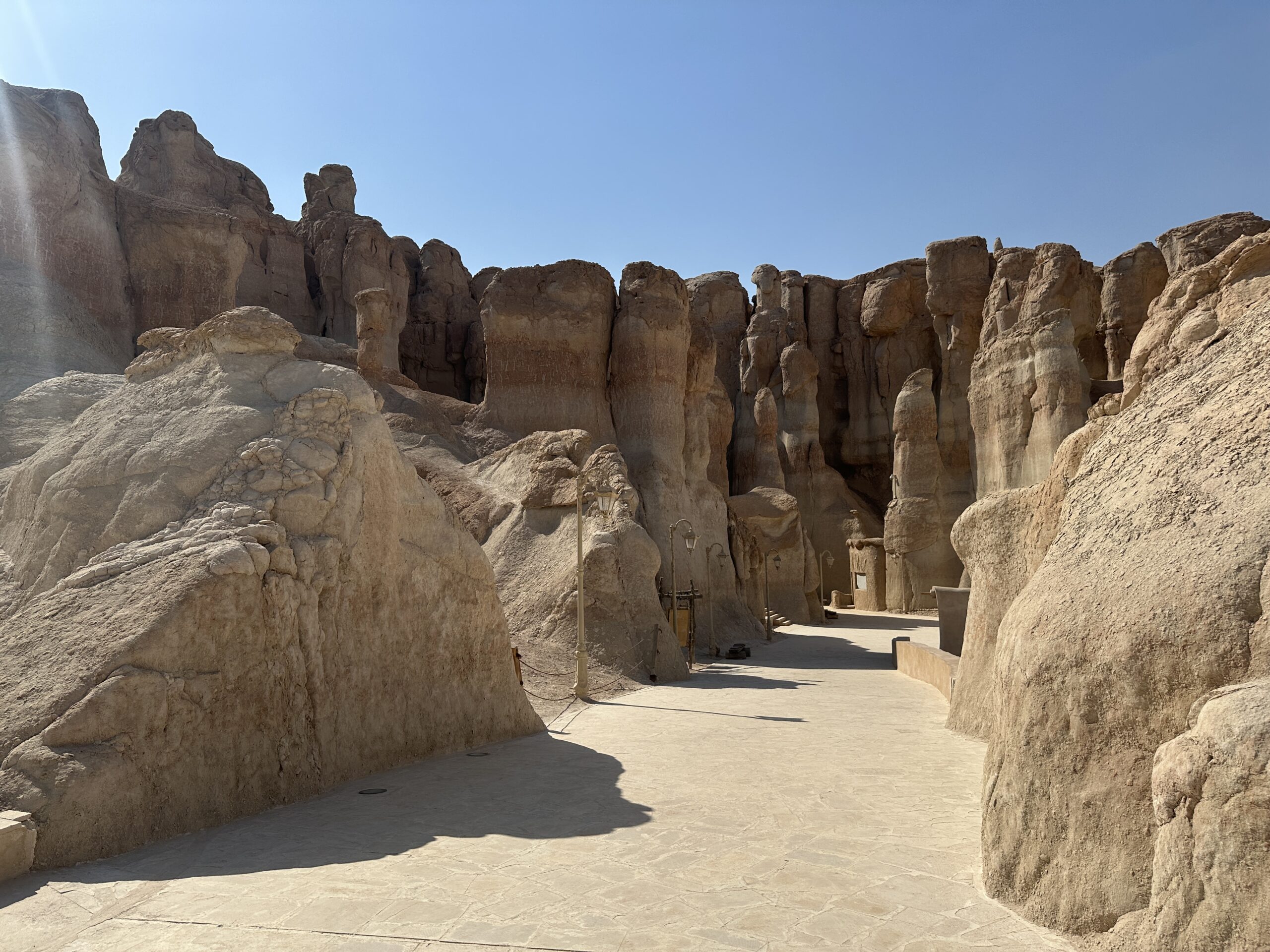 Bizarre Felsformatioen am Al-Qarah-Berg