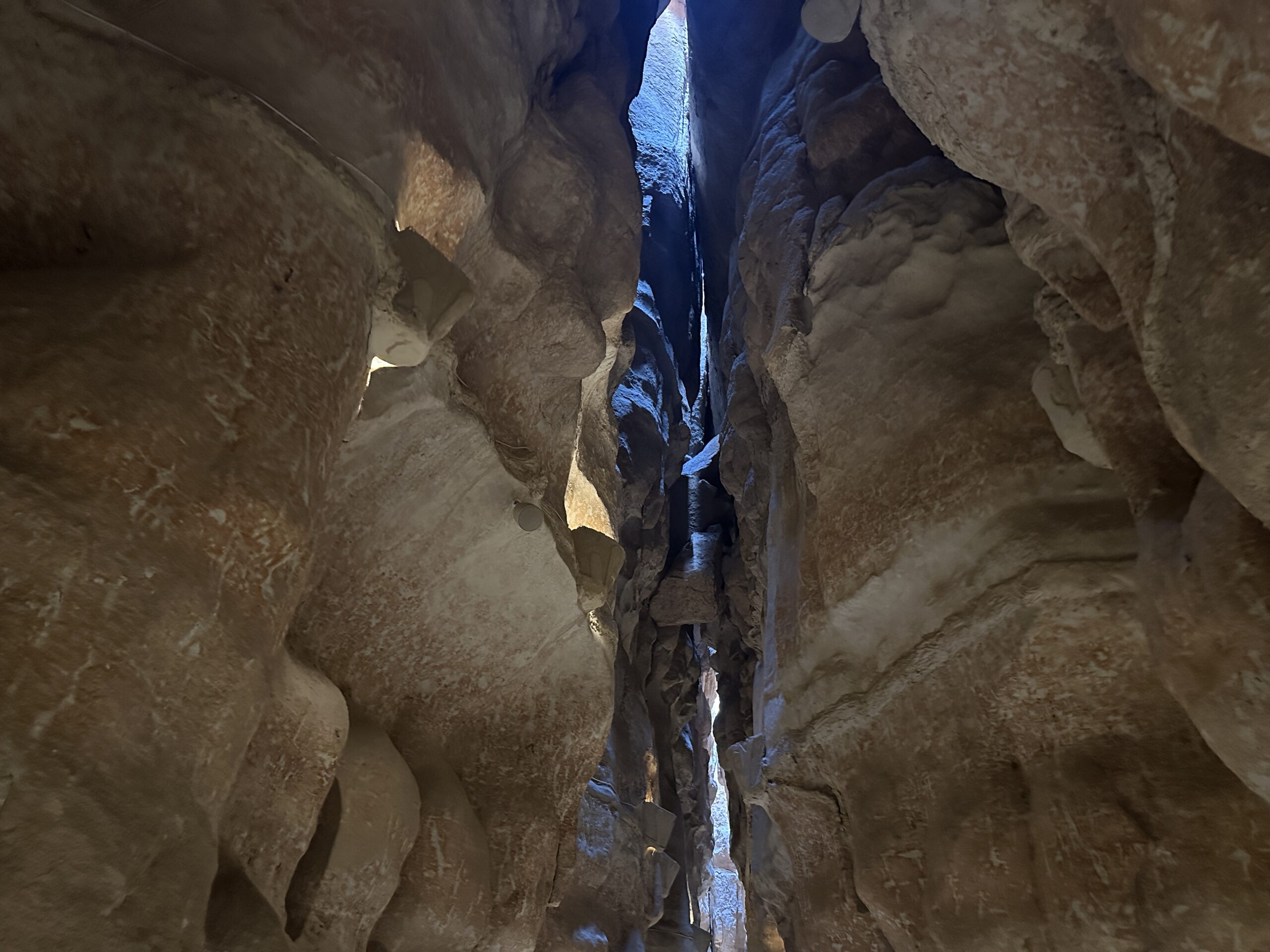 Die Risse im Berg sind dutzende Meter lang