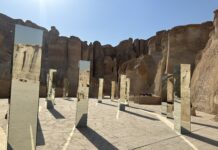 Kunstinstallation in den Al-Qarah-Bergen in Al-Ahsa, Saudi Arabien