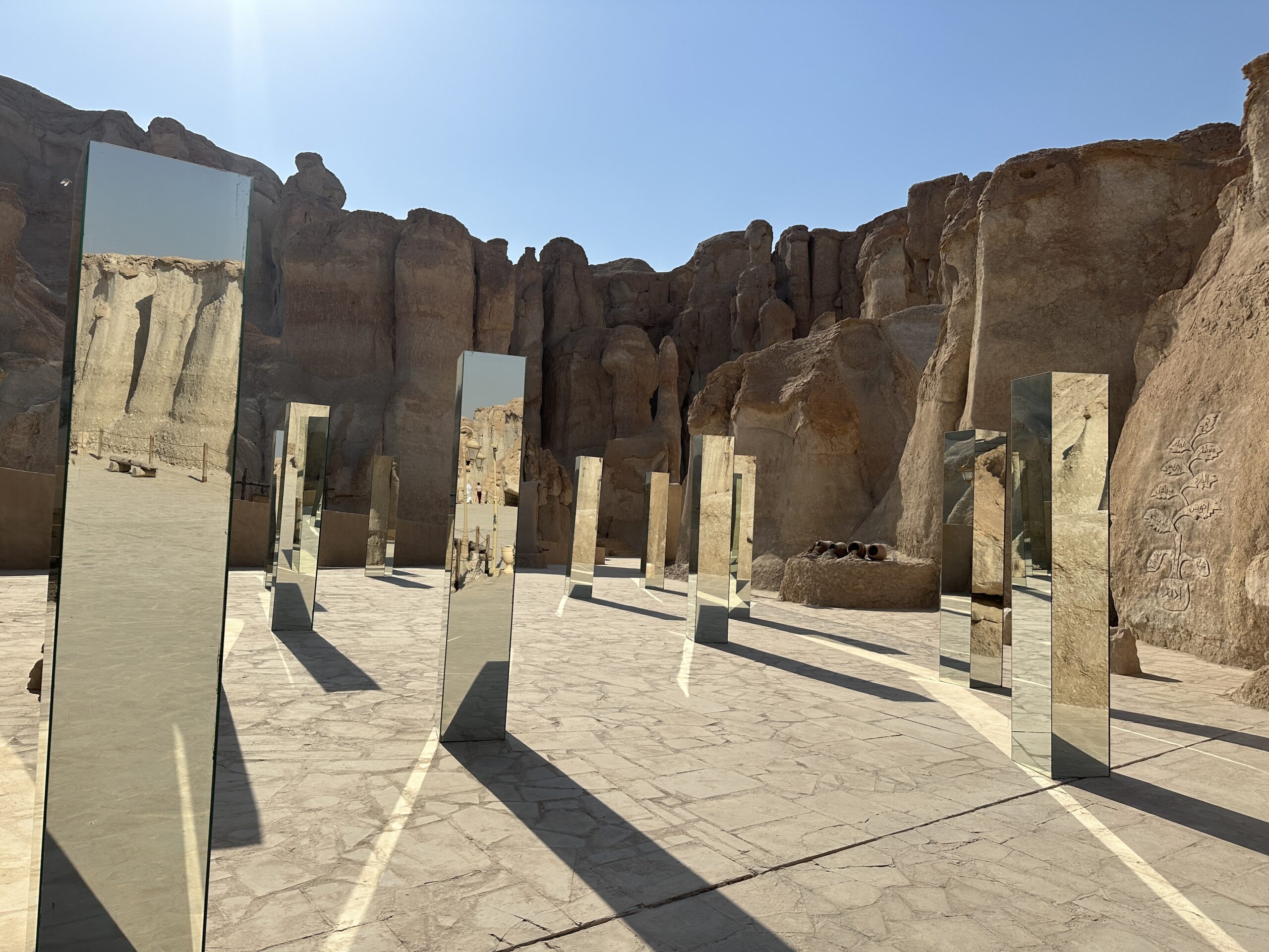 Kunstinstallation in den Al-Qarah-Bergen in Al-Ahsa, Saudi Arabien