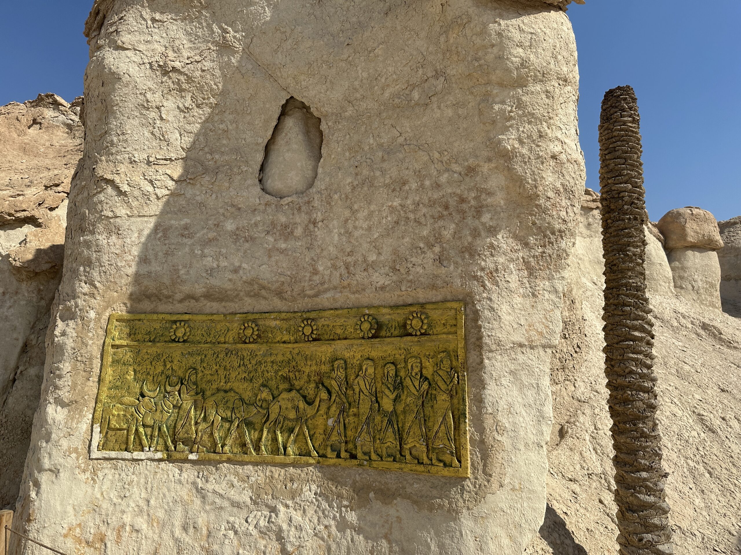 Hier geht es bei den Installationen hauptsächlich um Religion und Geschichte