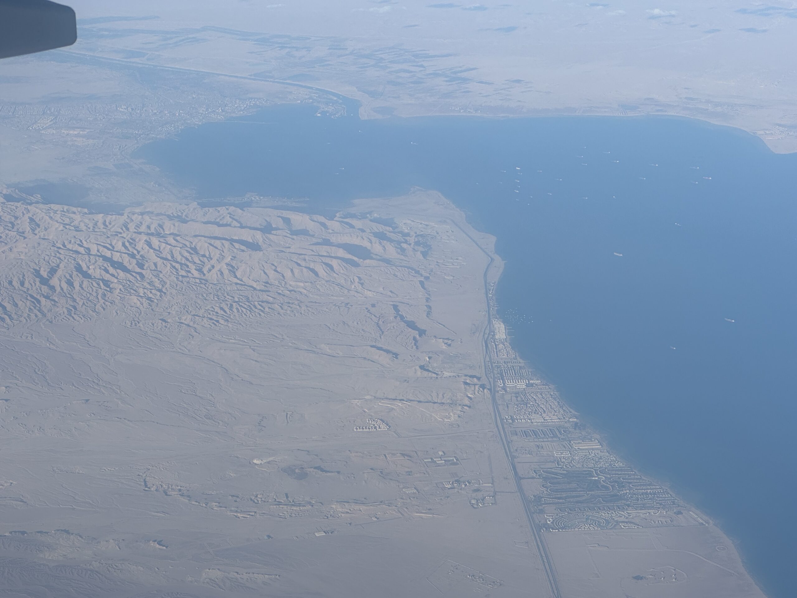 Die Einfahrt zum Suez-Kanal (links oben). Man beachte die zahlreichen Schiffe, die vor dem Kanal warten