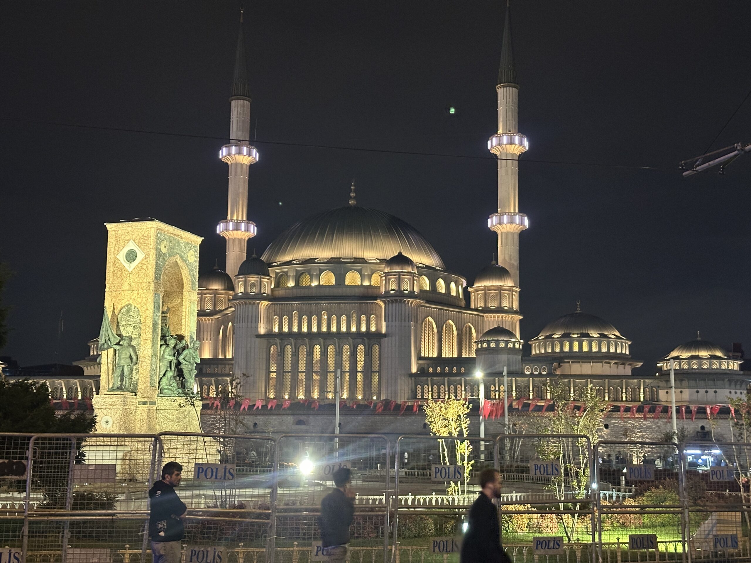 Die Taksim-Moschee am gleichnamigen Platz in Istanbul
