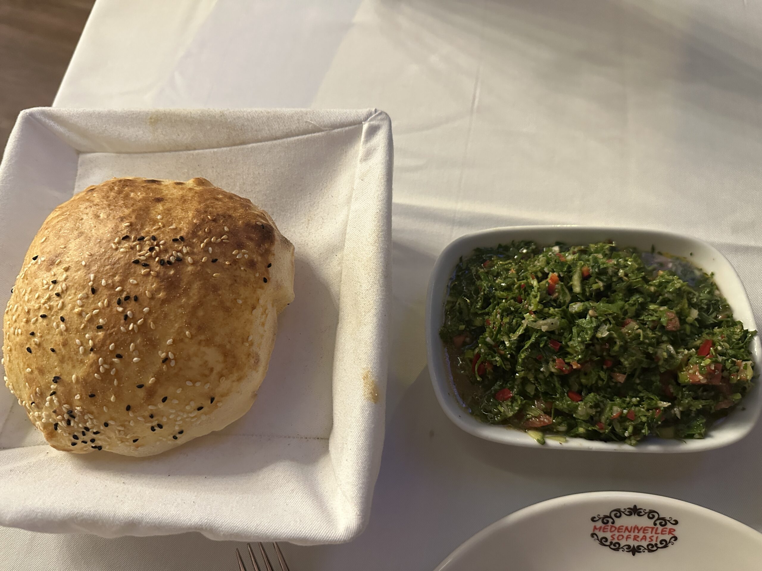 Immer sehr erfrischend: Tabbouleh-Salat mit Brot
