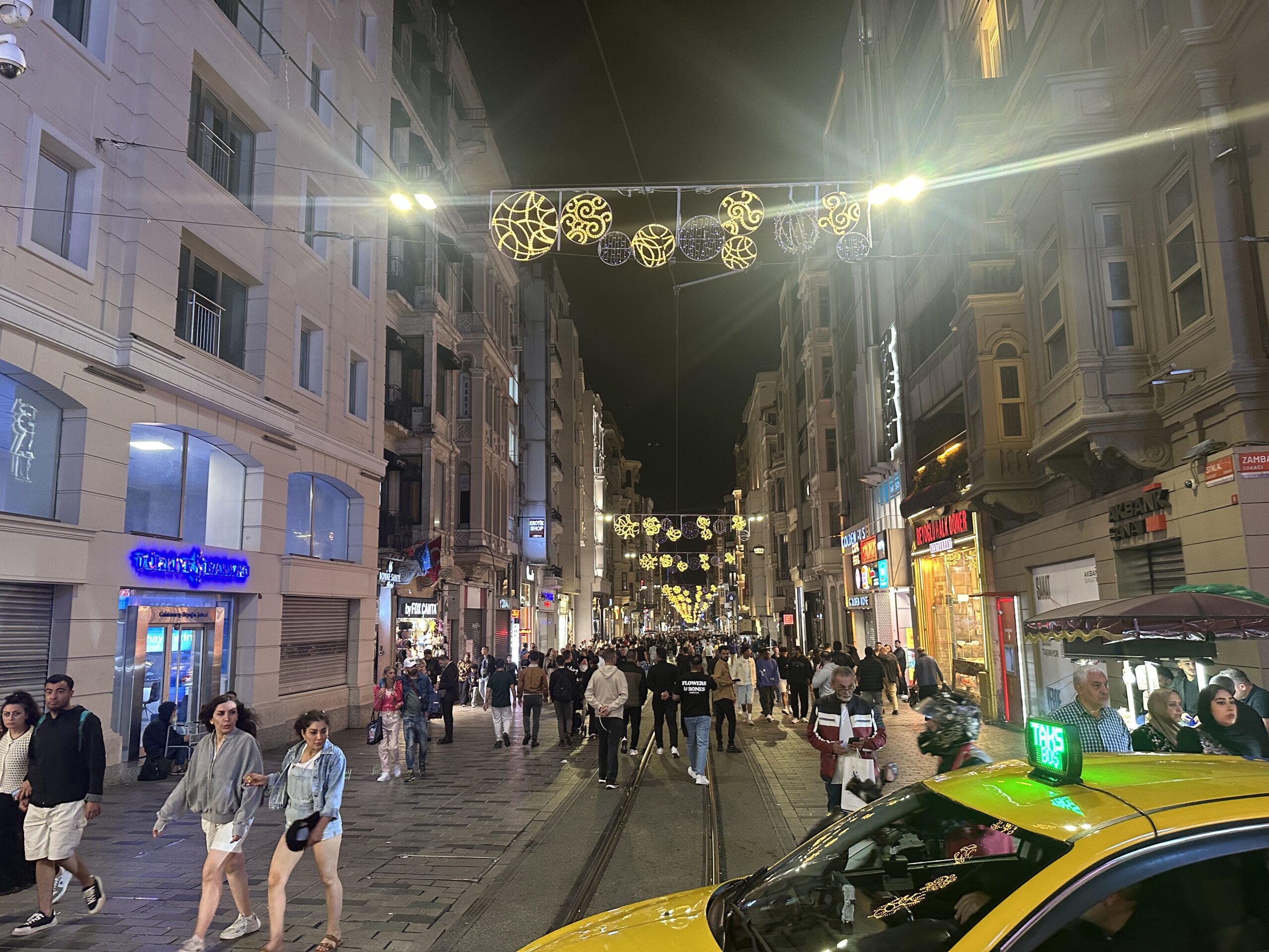 In der Istiklal-Straße ist sowohl nachts ...