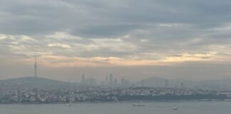Blick vom Galata-Turm über den Bosporus auf die asiatische Seite von Istanbul